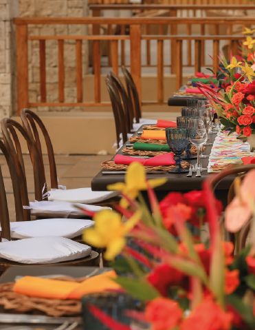 Mesa montada con arreglo floral